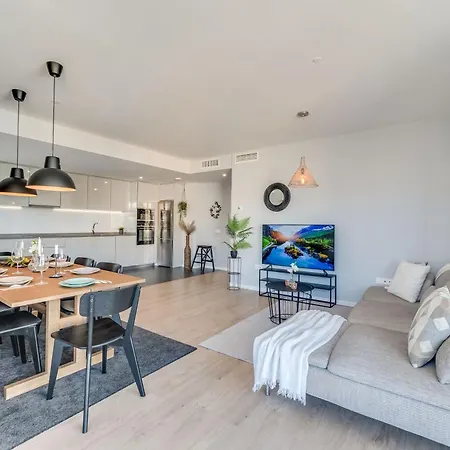 Newly Built 3 Bdrm Modern W Gym, Pool, & Views Apartment