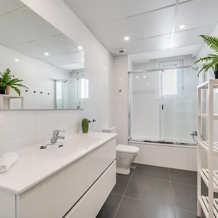 Apartment Newly Built 3 Bdrm Modern W Gym, Pool, & Views