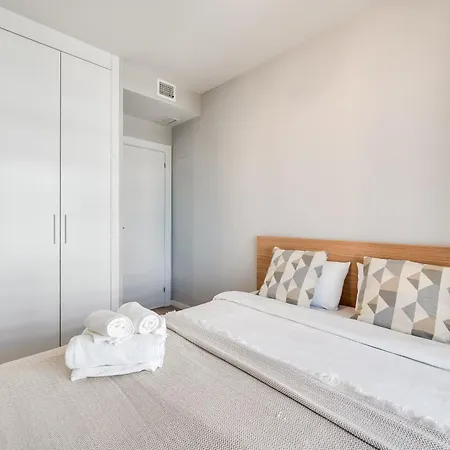 Apartment Newly Built 3 Bdrm Modern W Gym, Pool, & Views *