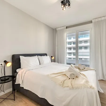 Newly Built 3 Bdrm Modern W Gym, Pool, & Views Apartment *