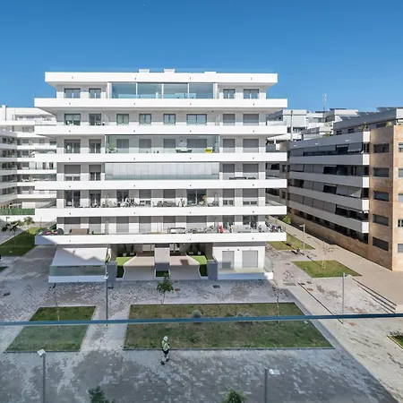 Newly Built 3 Bdrm Modern W Gym, Pool, & Views Apartment *