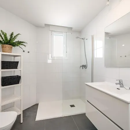 Apartment Newly Built 3 Bdrm Modern W Gym, Pool, & Views