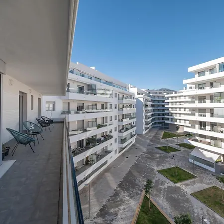 Newly Built 3 Bdrm Modern W Gym, Pool, & Views Appartement